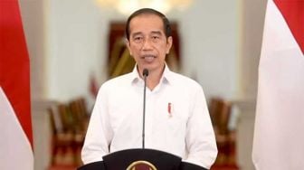 Sentil Jokowi Berkali-kali Picu Kerumunan Warga, Refly Harun: Luar Biasa