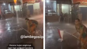 Bendera Tetangga Jatuh Akibat Hujan Badai, Aksi Heroik Emak-Emak Ini Tuai Pujian