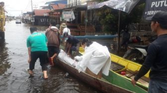Banjir Besar Terjang Kapuas Hulu, Lansia Sakit Dievakuasi Pakai Sampan
