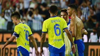 Pemain depan Juventus Cristiano Ronaldo (kanan) berjalan dengan pemain depan Juventus Paulo Dybala selama pertandingan sepak bola Serie A Italia antara Udinese melawan Juventus di Stadion Friuli, Senin (23/8) dini hari WIB. MIGUEL MEDINA / AFP