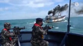 Bak Film Action! Viral Video PSDKP Tembak Kapal Ikan Vietnam sampai Tenggelam