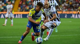 Penjaga gawang Juventus asal Polandia, Wojciech Szczesny (ke-3-kanan) menangkap bola selama pertandingan sepak bola Serie A Italia antara Udinese melawan Juventus di Stadion Friuli, Senin (23/8) dini hari WIB. MIGUEL MEDINA / AFP