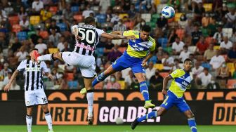 Penyerang Juventus asal Portugal Cristiano Ronaldo menyundul bola selama pertandingan sepak bola Serie A Italia antara Udinese melawan Juventus di Stadion Friuli, Senin (23/8) dini hari WIB. MIGUEL MEDINA / AFP
