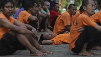 Sejumlah orang dengan gangguan jiwa (ODGJ) mengantre untuk menjalani tes usap (swab test) PCR di Panti Sosial Bina Insan Bangun Daya 2, Cipayung, Jakarta, Senin (23/8/2021). [Suara.com/Angga Budhiyanto]