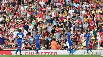 Pemain Chelsea memberi selamat kepada bek Reece James (kanan) saat ia merayakan golnya usai mencetak gol kedua timnya selama pertandingan sepak bola Liga Premier Inggris antara Arsenal melawan Chelsea di Emirates Stadium yang rampung Senin (23/8/2021) dini hari WIB. JUSTIN TALLIS / AFP