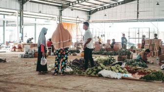 Suasana perdagangan di Pasar Induk Jatiuwung, Tangerang, Senin (23/8). (Suara.com/ Hilal Rauda Fiqry)