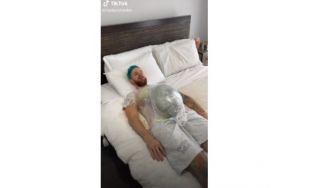 Ingin Tahu Rasanya Jadi Ibu Hamil, Lelaki Ini Balut Tubuhnya dengan Melon dan Semangka
