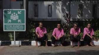 Sejumlah orang dengan gangguan jiwa (ODGJ) berkumpul usai menjalani tes usap (swab test) PCR di Panti Sosial Bina Insan Bangun Daya 2, Cipayung, Jakarta, Senin (23/8/2021). [Suara.com/Angga Budhiyanto]