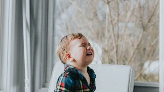 Ini Cara Mudah Menghentikan Kebiasaan Anak Memukul Dirinya Sendiri