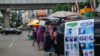 Fotografer Pernikahan Sepi Job, Banting Setir Dagang Ponsel di Pelataran Mal