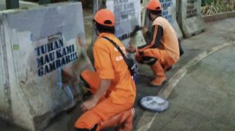 Viral Coretan 'Tuhan Mau Kami Gambar' di MCB Beton Kuningan, Kini Sudah Dihapus PPSU