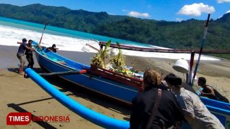 Warga Pesisir Kabupaten Malang Larung Sesaji Berharap Pandemi Covid-19 Berakhir