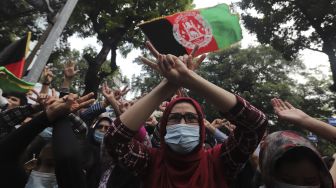 Pengungsi Afghanistan menggelar aksi unjuk rasa di depan Gedung UNHCR, Kebon Sirih, Jakarta, Selasa (24/8/2021). [Suara.com/Angga Budhiyanto]