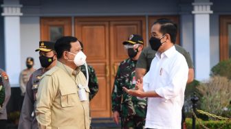 Jokowi Bareng Prabowo Pantau Vaksinasi di Samarinda: Semoga Covid Dihilangkan dari Sini