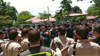 Demo Pembekuan BEM Unib Diwarnai Keributan