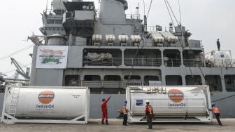 Petugas membongkar muat tangki berisi oksigen medis cair dari kapal perang Angkatan Laut India (INS) Airavat (L24) di Pelabuhan Tanjung Priok, Jakarta, Selasa (24/8/2021).  ANTARA FOTO/M Risyal Hidayat