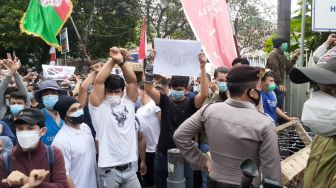 Aksi Demo di UNHCR Ricuh! Imigran Afghanistan Bentrok dengan Polisi, Ada yang Ditangkap