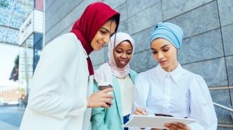 Menurut Islam, Bolehkah Wanita Bekerja? Simak Penjelasan Buya Yahya