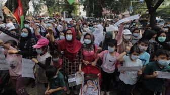 Pengungsi Afghanistan menggelar aksi unjuk rasa di depan Gedung UNHCR, Kebon Sirih, Jakarta, Selasa (24/8/2021). [Suara.com/Angga Budhiyanto]