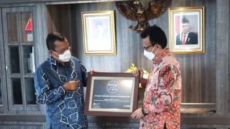 Direktur Utama PT Bank Tabungan Negara (Persero) Tbk, Haru Koesmahargyo (kiri) berbincang dengan Direktur Finance, Planning, and Treasury BTN, Nofry Rony Poetra usai menerima penghargaan sebagai Bank Terbaik 2021 pada ajang Best Bank Award 2021 di Jakarta, Selasa (24/8). (Dok: Bank BTN)