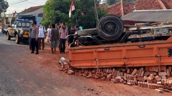 Ban Belakang Pecah, Truk Pengangkut Matrial Terbalik 
