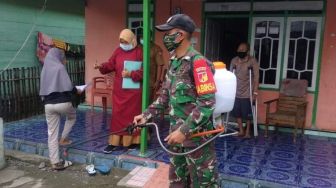 Semprot Disinfektan dan Pantau Warga Isoman, Polisi : Ingatkan Prokes 5 M