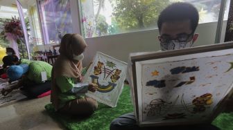 Sejumlah penyandang disabilitas mengikuti pelatihan Seni Batik Betawi di Balai Pustaka, Jakarta, Rabu (25/8/2021). [Suara.com/Angga Budhiyanto]