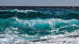 BMKG Minta Waspadai Gelombang Laut Capai 2 Meter Lebih di Selat Lombok