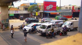 Sejumlah Kendaraan Melintas di Jalan Raya Serpong, Tangerang Selatan Rabu 25 Agustus 2021. ( Suara.com/ Hilal Rauda Fiqry) 