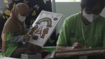 Penyandang disabilitas mengikuti pelatihan Seni Batik Betawi di Balai Pustaka, Jakarta, Rabu (25/8/2021). [Suara.com/Angga Budhiyanto]