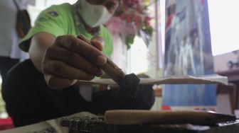 Penyandang disabilitas mengikuti pelatihan Seni Batik Betawi di Balai Pustaka, Jakarta, Rabu (25/8/2021). [Suara.com/Angga Budhiyanto]