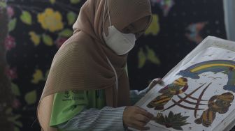 Penyandang disabilitas mengikuti pelatihan Seni Batik Betawi di Balai Pustaka, Jakarta, Rabu (25/8/2021). [Suara.com/Angga Budhiyanto]