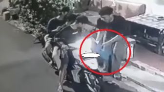 Viral Aksi Pemotor Bersama 3 Pemuda Curi Kaleng Kerupuk, Tetap Santai Meski Terekam CCTV