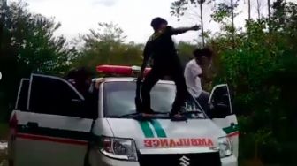 Joget sampai Injak Ambulans Viral, Kawanan ABG Dihujat Netizen