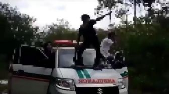 Viral Mahasiswa KKN Asyik Dugem di Atas Mobil Ambulans, Publik Geram