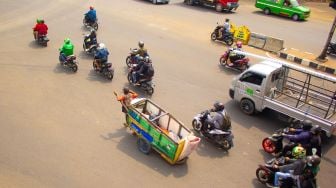 Sejumlah Kendaraan Melintas di Jalan Raya Serpong, Tangerang Selatan Rabu 25 Agustus 2021. ( Suara.com/ Hilal Rauda Fiqry) 