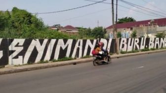 Mural di Bogor 'Seniman Diburu, Bansos Berlalu' Sindir Pemerintah?