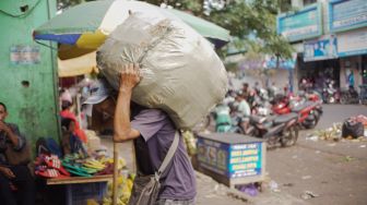 Perjuangan Seorang Kuli di Sudut Kota Malang: Merawat Lelah, Menyemai Berkah