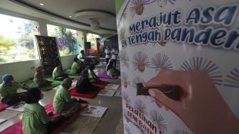 Sejumlah penyandang disabilitas mengikuti pelatihan Seni Batik Betawi di Balai Pustaka, Jakarta, Rabu (25/8/2021). [Suara.com/Angga Budhiyanto]