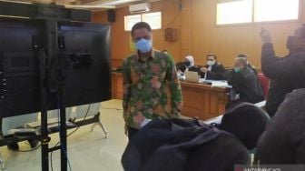 Datang ke Sidang Korupsi Bansos Aa Umbara, Hengky Kurniawan Diminta Lepas Masker