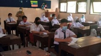 Waduh! Lama Tak Masuk Sekolah, Siswa SMP 4 Ungaran Masih Pakai Seragam SD Merah Putih