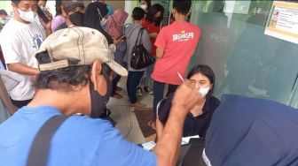 Vaksinasi Pfizer di Tangerang Ricuh, Warga: Kalau Enggak Bisa Kerja Saya Laporin