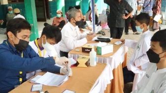 Dihadiri Wali Kota Cirebon, Ponpes Jagasatru Gelar Vaksinasi Massal