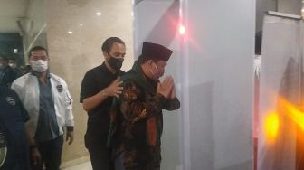 Digelandang ke Bareskrim Polri Usai Ditangkap, Ustadz Yahya Waloni Hanya Lambaikan Salam