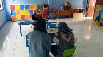 Pelatihan Pembuatan Games Interaktif Melalui LearningApps Group Assignment