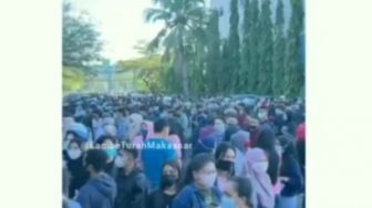 Ribuan Warga Berkerumun Pagi Ini di Jalan Urip Sumoharjo Makassar Antre Vaksin