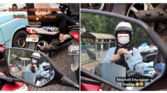 Pengendara Motor Wanita Pakai Kutek saat Lampu Merah, Warganet Terheran-heran