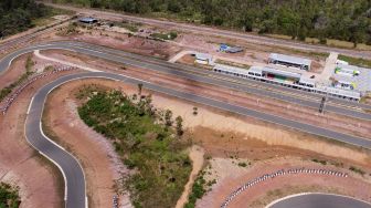 Foto udara suasana sirkuit balap motor Tanah Miring jelang pelaksanaan PON Papua XX di Distrik Tanah Miring, Kabupaten Merauke, Papua, Kamis (26/8/2021).  ANTARA FOTO/M Agung Rajasa
