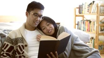 5 Keuntungan Kalau Punya Pasangan Kutu Buku. 