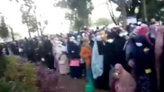 Ribuan Warga Antre Berdesak-desakan di Kampus STIBA Makassar